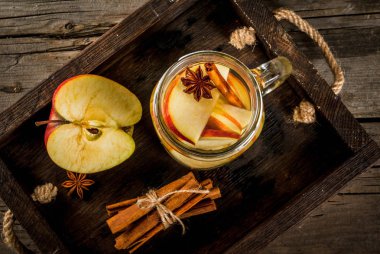 Detoks su elma, armut ve tarçın ile