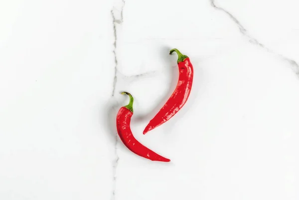 Świeże i zmielony pieprz chili — Zdjęcie stockowe
