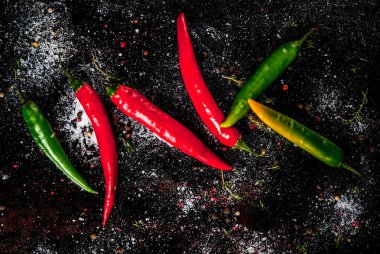 Kırmızı ve yeşil biber.