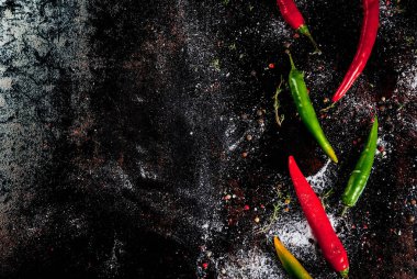 Kırmızı ve yeşil biber.