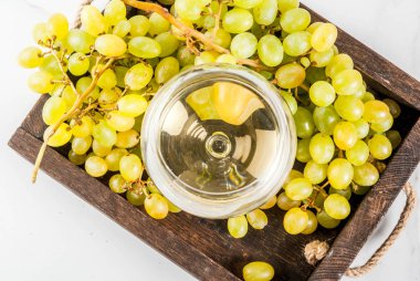 beyaz üzüm ve şarap