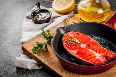 Çiğ taze somon balık