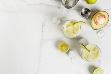 Avokado ve kireç margarita