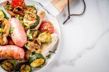 Izgara sosis ve sebze.