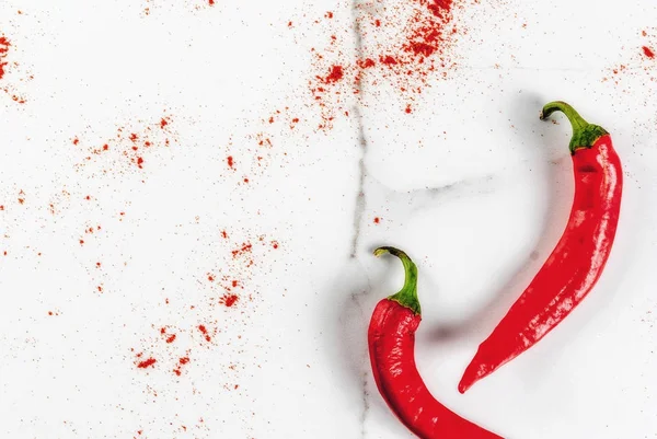 Świeże i zmielony pieprz chili — Zdjęcie stockowe