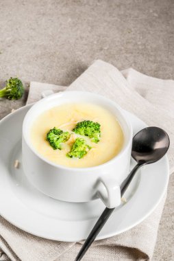 Brokoli, peynir ve tavuk çorbası