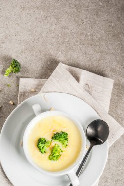 Brokoli, peynir ve tavuk çorbası