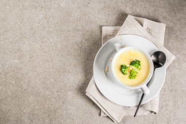 Brokoli, peynir ve tavuk çorbası