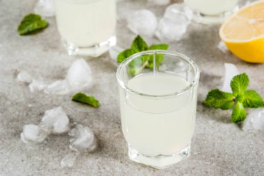 Geleneksel İtalyan alkollü ev yapımı yiyecek, içecek, limon likörü l