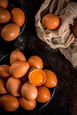 Organik tarım tavuk yumurtası, karanlık bir paslı metal bac üzerinde bir plaka üzerinde