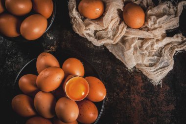 Organik tarım tavuk yumurtası, karanlık bir paslı metal bac üzerinde bir plaka üzerinde