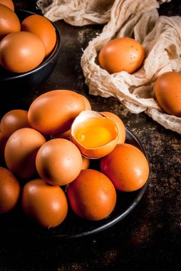 Organik tarım tavuk yumurtası, karanlık bir paslı metal bac üzerinde bir plaka üzerinde