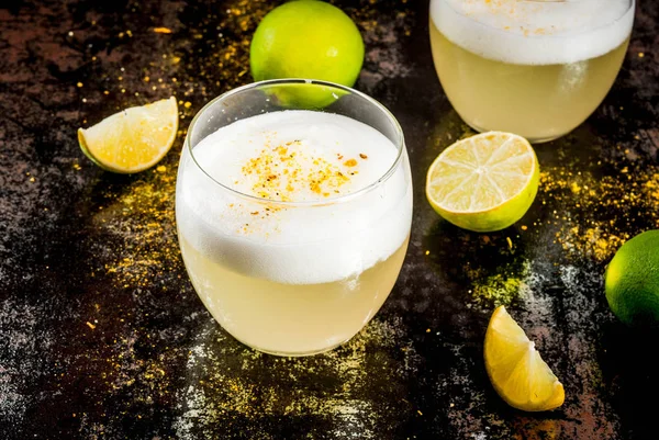 Peruvian, Mexican, Chilean traditional drink pisco sour liqueur, — Stock Photo, Image