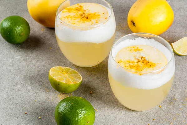 Rezepte für peruanische, mexikanische, chilenische Getränke, Pisco Sour und Apfel — Stockfoto