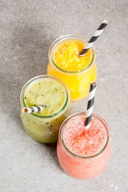 Çeşitli tropikal meyve smoothies