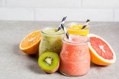 Çeşitli tropikal meyve smoothies