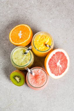 Çeşitli tropikal meyve smoothies