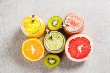 Çeşitli tropikal meyve smoothies