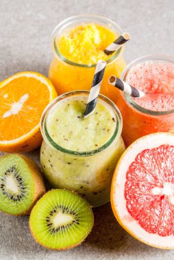 Çeşitli tropikal meyve smoothies