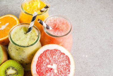 Çeşitli tropikal meyve smoothies