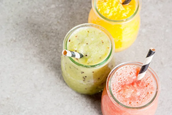 Çeşitli tropikal meyve smoothies