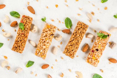 Dört tahıl granola barlar