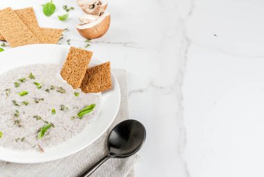 Otlu mantar kremalı çorba.