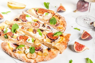 Tatlı pizza veya meyve çeşitler
