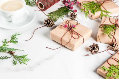 Kahve ve hediyeler ile Noel için hazırlık