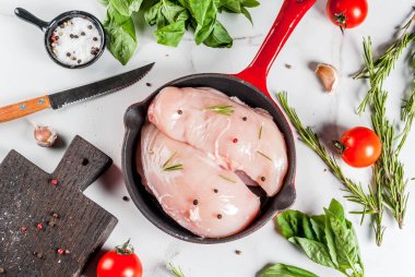 Çiğ tavuk göğsü fileto