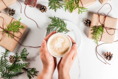 Kahve ve hediyeler ile Noel için hazırlık