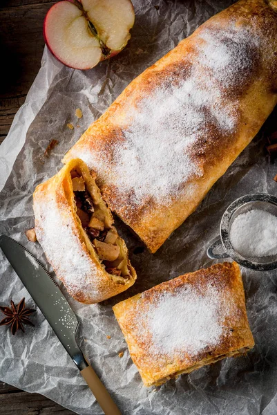 Strudel di mele con noci e uvetta — Foto Stock