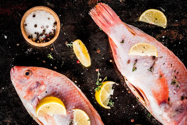 Φρέσκο ωμό ψάρι ροζ τιλάπια — Φωτογραφία Αρχείου