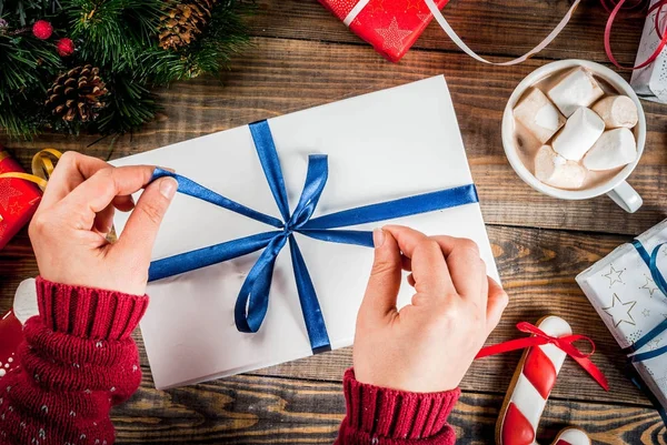 Presentes de Natal na mesa de madeira — Fotografia de Stock