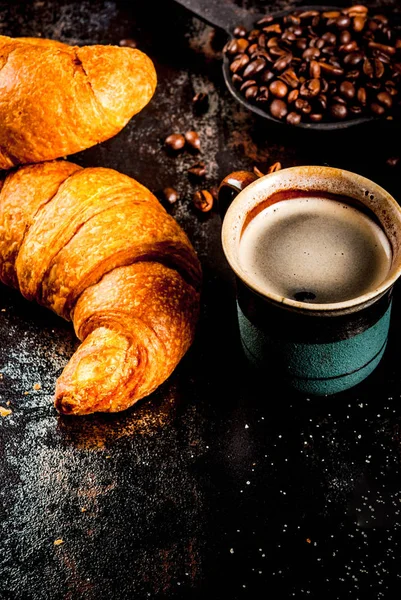 Croissants mit Kaffee — Stockfoto