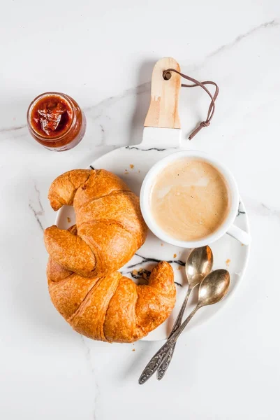 Croissants mit Kaffee — Stockfoto