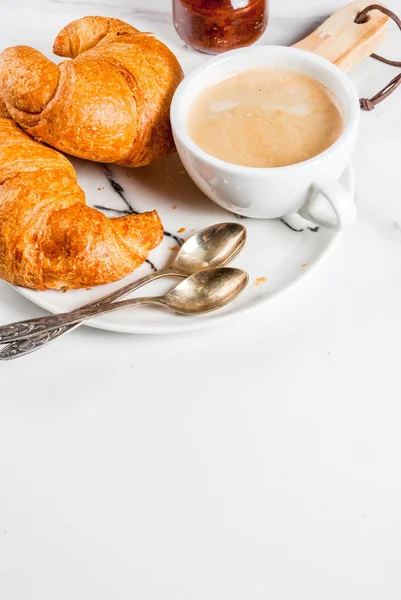 Croissants met koffie — Stockfoto