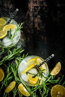 Soğuk içecek limon ve biberiye