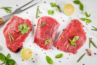 Sığır eti biftek baharatlar ile