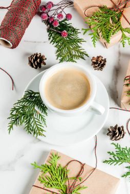 Kahve ve hediyeler ile Noel için hazırlık
