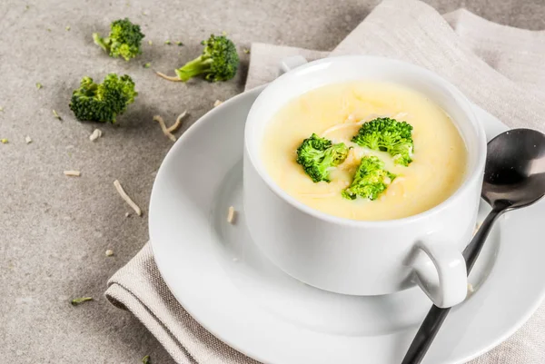 Broccoli, cheese and chicken soup — Stock Photo, Image