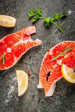 Çiğ taze somon balık