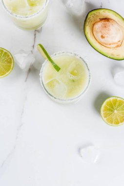 Avokado ve kireç margarita