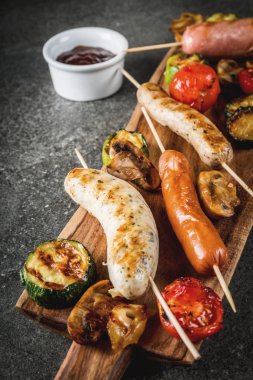 Izgara sosis ve sebze.