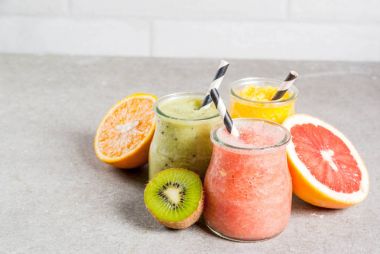 Çeşitli tropikal meyve smoothies