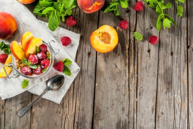 Ahududu ve şeftali ile gece yulaf ezmesi