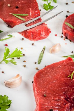 Sığır eti biftek baharatlar ile