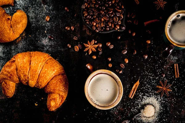 Croissants met koffie — Stockfoto