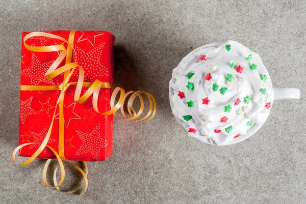 Cajas de regalo de Navidad y chocolate caliente — Foto de Stock