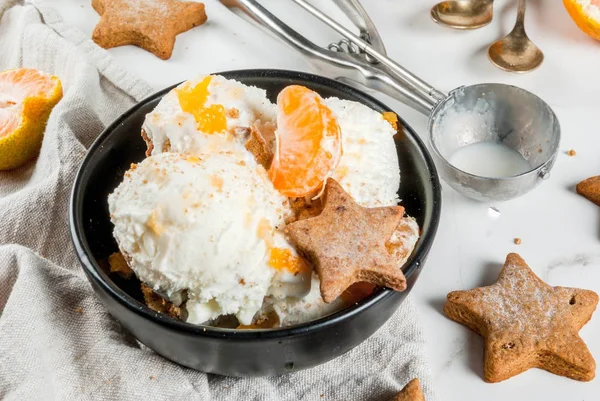 Gingerbread ice cream with tangerines — Stock Photo, Image